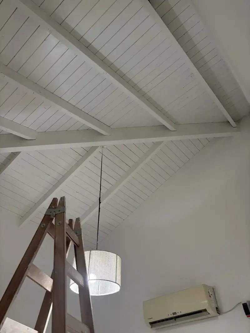 Cielorraso de machimbre con vigas pintadas de blanco