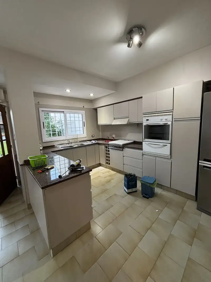 Cocina con isla terminada después de pintar paredes y cielorraso