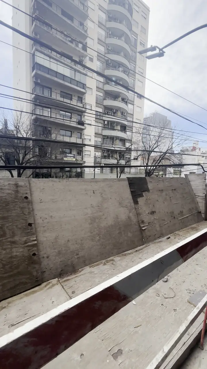 Muro de contención de hormigón en la excavación de un edificio