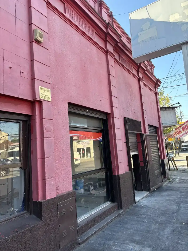 Frente de un local comercial con la pintura vieja gastada, antes de prepararlo y pintarlo