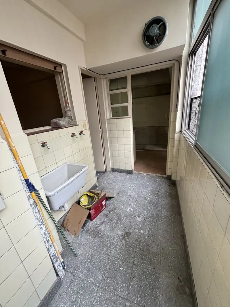 Lavadero con pileta y canillas nuevas, con la obra en curso