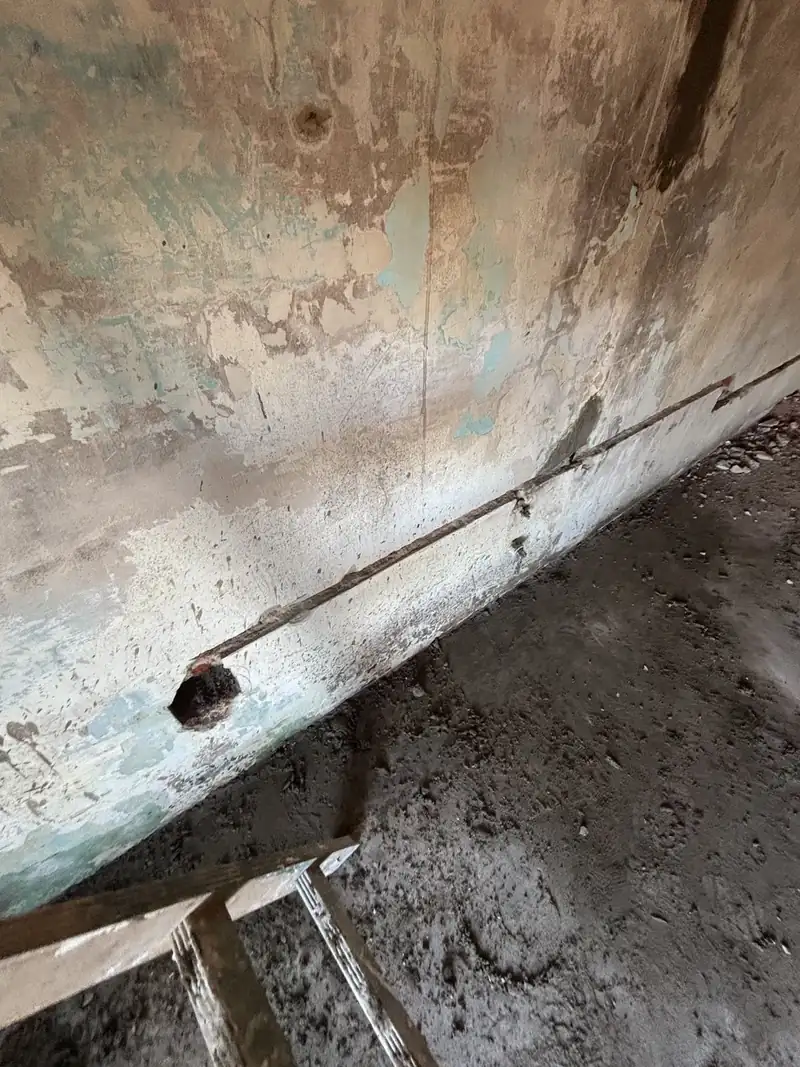 Roza abierta en una pared vieja para pasar una cañería nueva