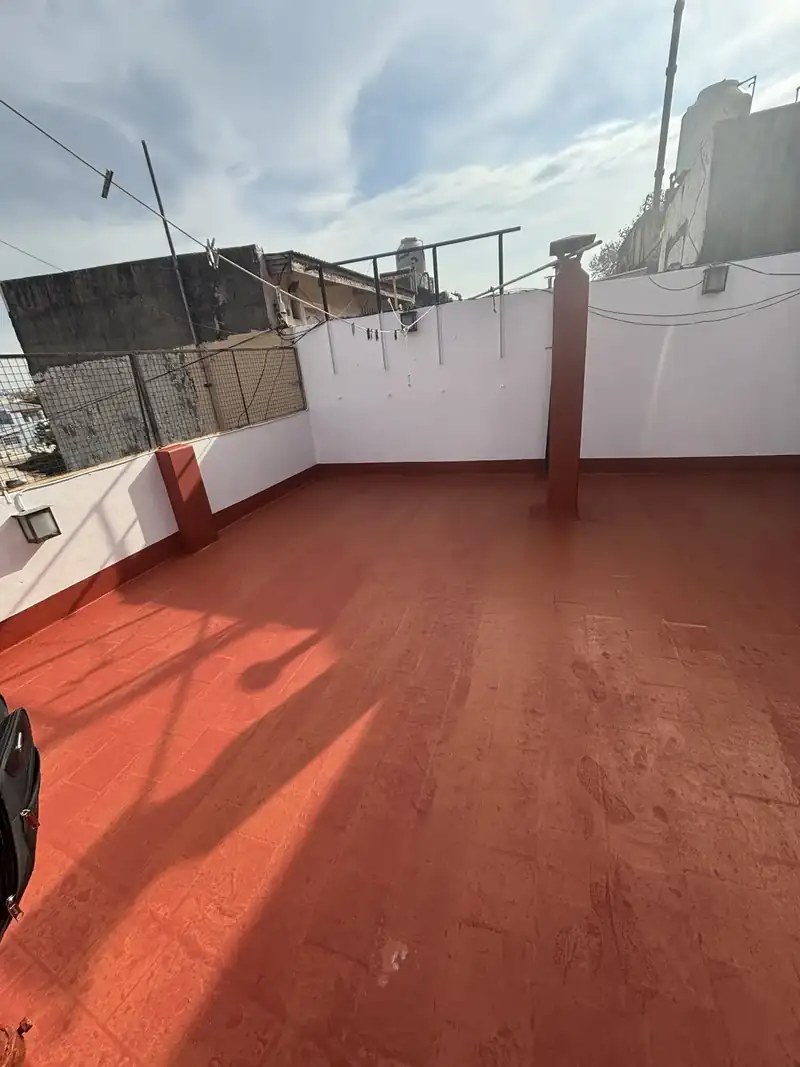 Terraza con membrana líquida color terracota recién aplicada